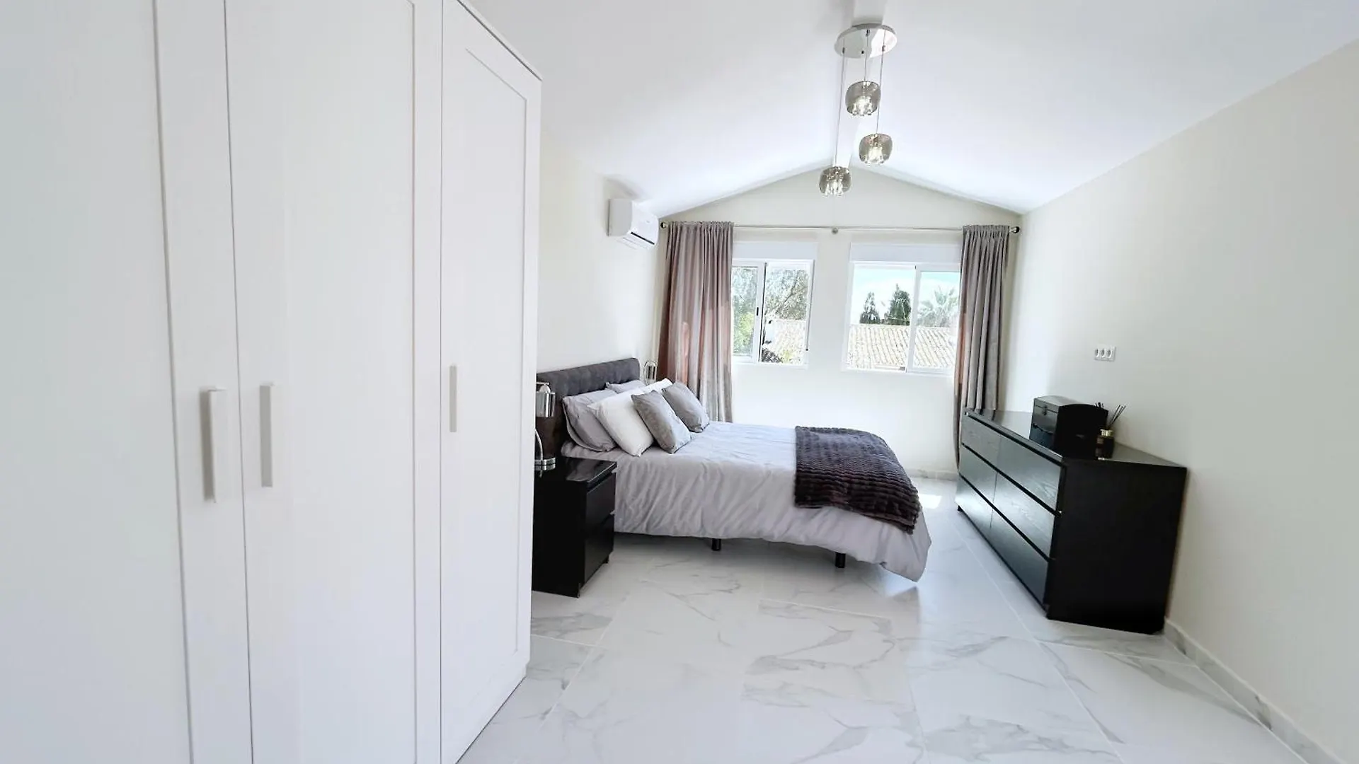Luxury Seaside Villa ミハス 0*,  スペイン